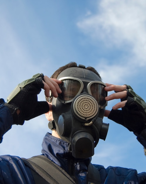 Homme portant du masque à gaz