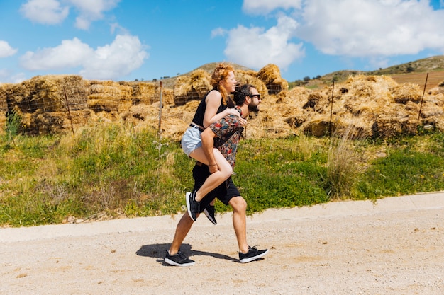 Homme portant une femme sur le dos