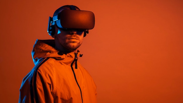 Homme portant un gadget de réalité virtuelle avec lumière orange