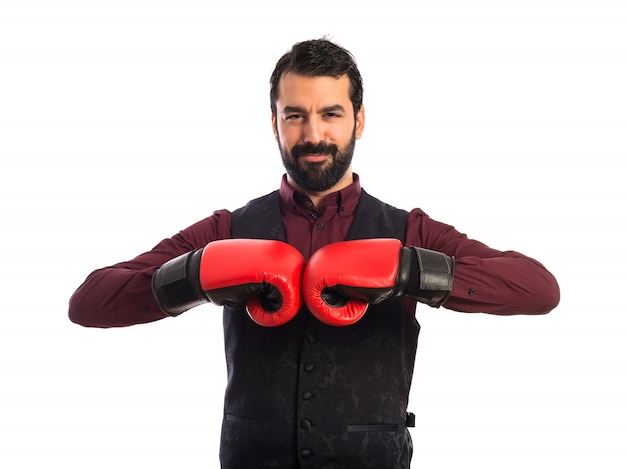 Homme portant un gilet avec des gants de boxe