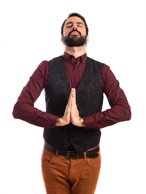 Homme portant un gilet en position zen