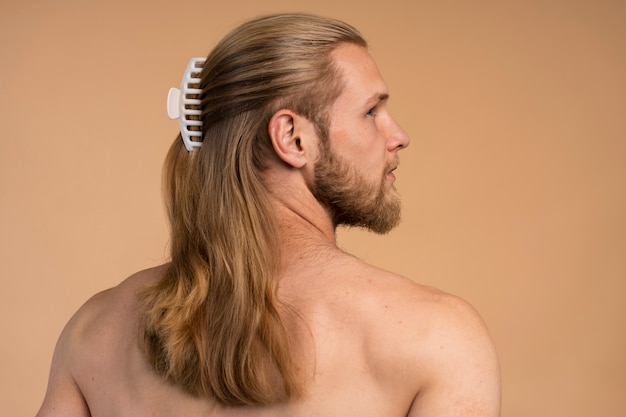 Homme portant une grande pince à cheveux vue arrière