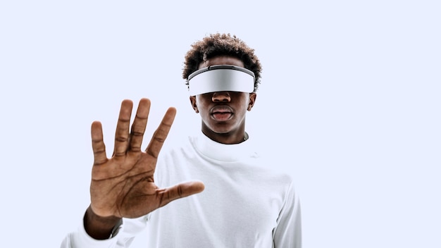 Homme portant des lunettes intelligentes touchant un écran virtuel