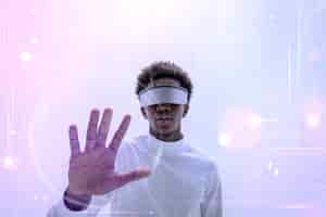 Photo gratuite homme portant des lunettes intelligentes touchant un remix numérique de technologie futuriste d'écran virtuel