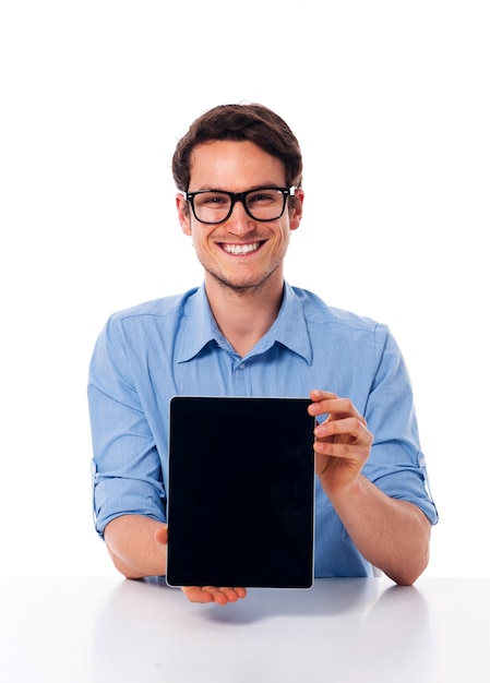 Homme portant des lunettes montrant l'écran de la tablette numérique