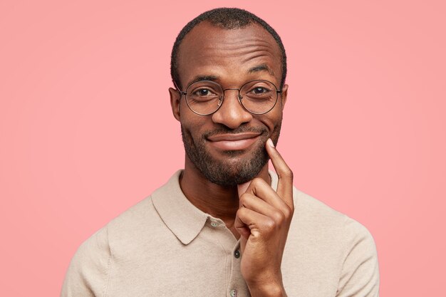 Homme portant des lunettes rondes et un t-shirt décontracté