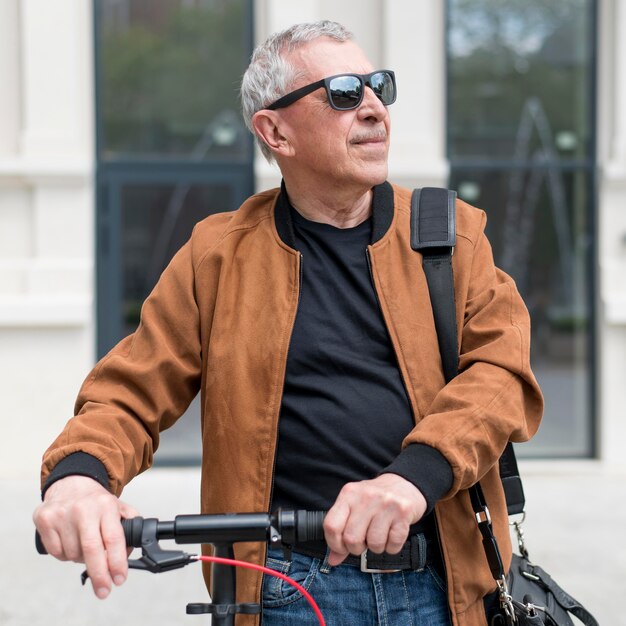 Homme portant des lunettes de soleil