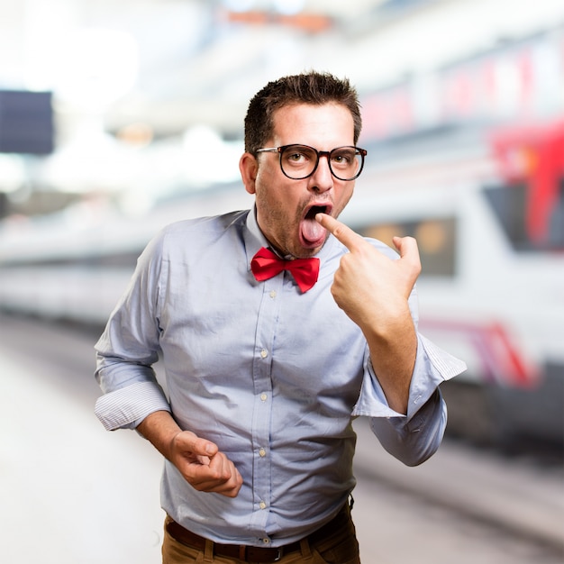 Homme portant un noeud papillon rouge. Regarder malade.