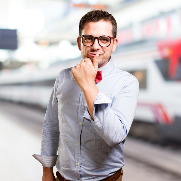 Homme portant un noeud papillon rouge. Vous cherchez sexy.