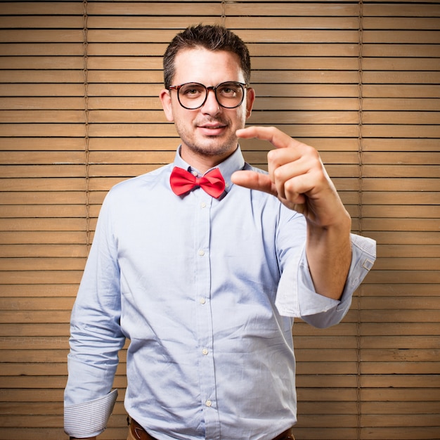 Homme portant un noeud papillon rouge.