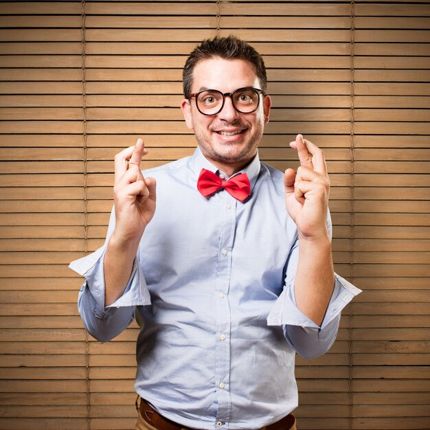 Homme portant un noeud papillon rouge.