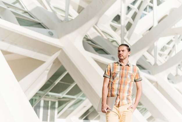 Homme portant un ordinateur portable à l&#39;extérieur