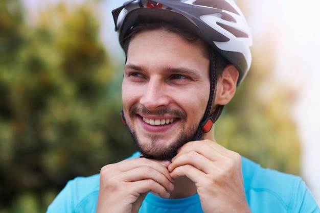 Homme portant son casque de sport