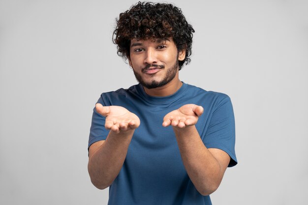 Homme portant un t-shirt faisant des gestes