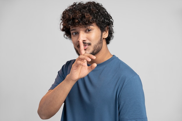 Homme portant un t-shirt faisant des gestes