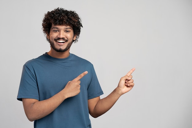 Homme portant un t-shirt faisant des gestes