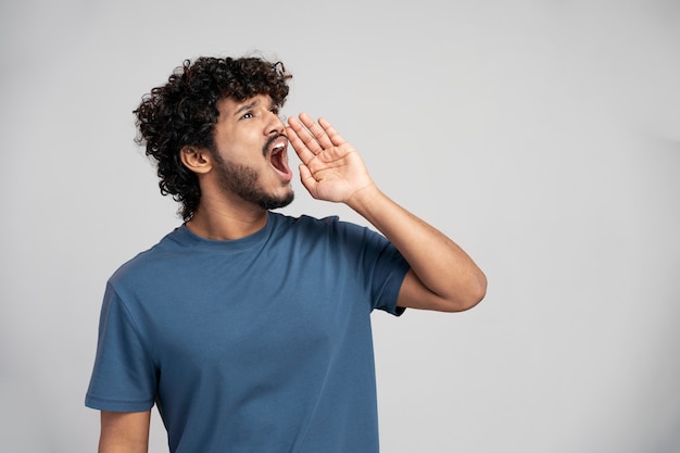 Homme portant un t-shirt faisant des gestes