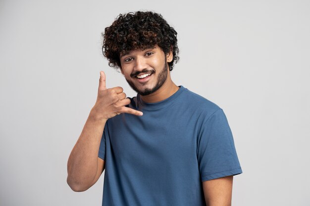 Homme portant un t-shirt faisant des gestes