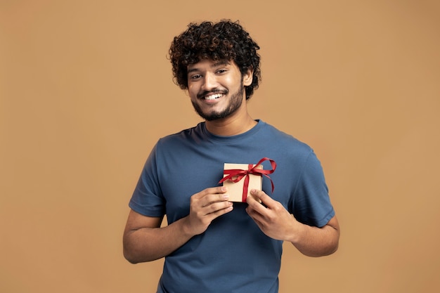 Homme portant un t-shirt faisant des gestes