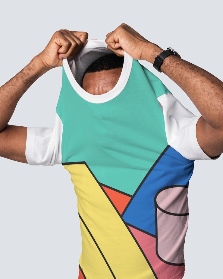 Photo gratuit homme portant un t-shirt imprimé géométrique