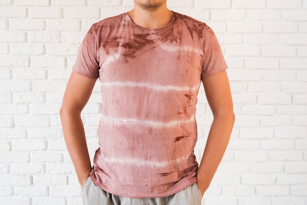 Photo gratuite homme portant un t-shirt pigmenté naturel abstrait