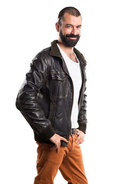 Homme portant une veste en cuir