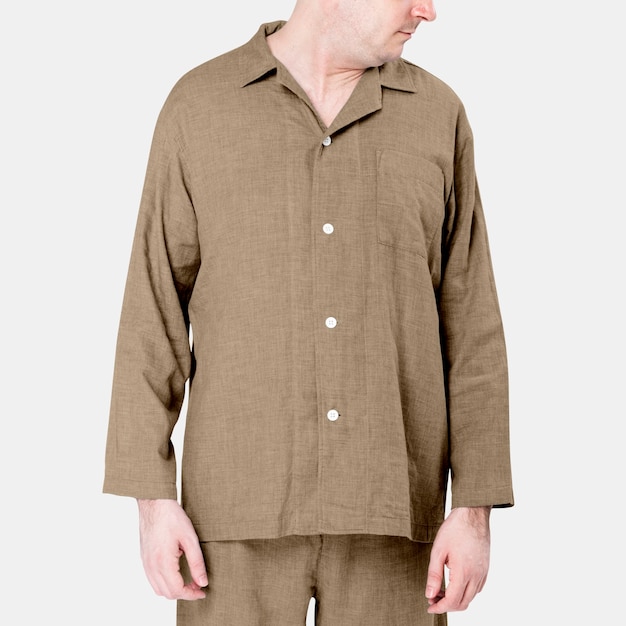 Photo gratuite homme portant des vêtements de nuit pyjama beige