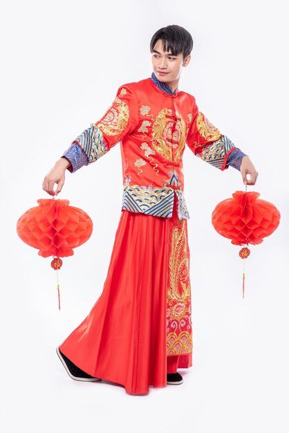 Un Homme Porte Un Costume De Cheongsam Pour Décorer Une Lampe Rouge Dans Sa Boutique Au Nouvel An Chinois