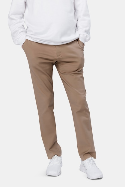 homme, porter, pantalon marron, gros plan