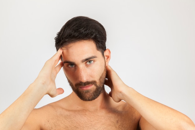 Homme posant après la douche