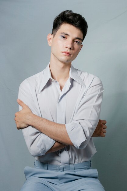 Homme posant avec les bras croisés