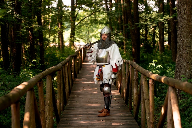 Un homme posant comme un soldat médiéval.