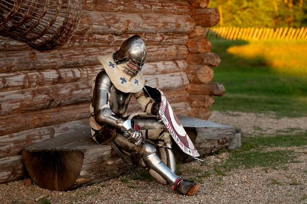 Un homme posant comme un soldat médiéval.