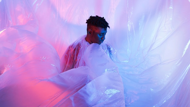 Homme posant avec une feuille de plastique