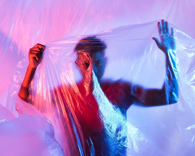 Homme posant avec une feuille de plastique