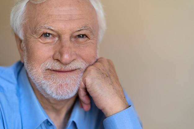 Photo gratuite homme posant à l'intérieur vue de face