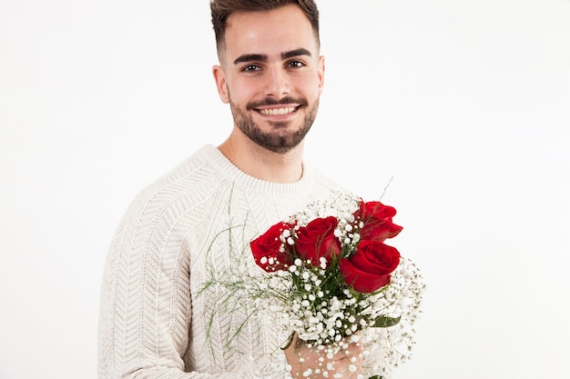 Photo gratuite homme posant avec des roses