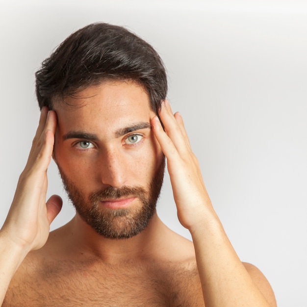 L&#39;homme posant et touchant sa tête