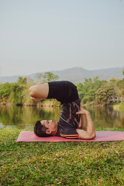 Homme à la pose de yoga