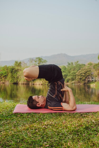 Homme à la pose de yoga