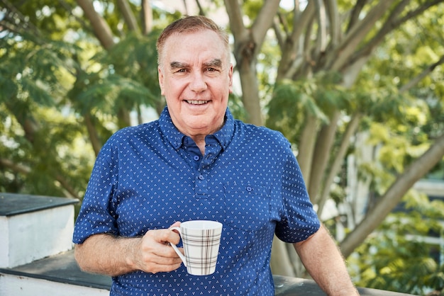 Homme positif avec tasse de thé