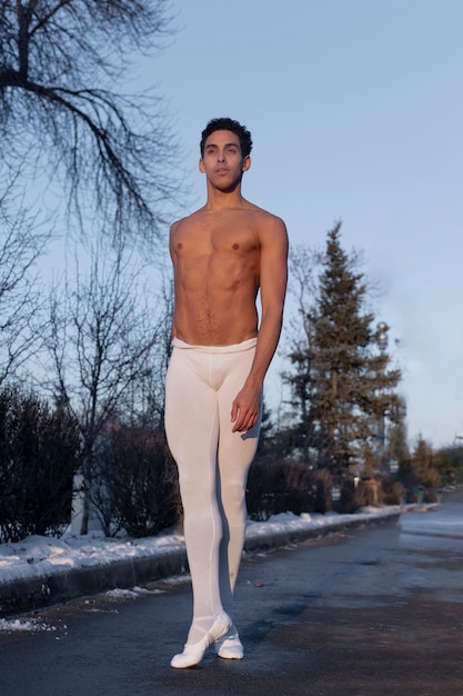 Photo gratuite homme en position de ballet élégant