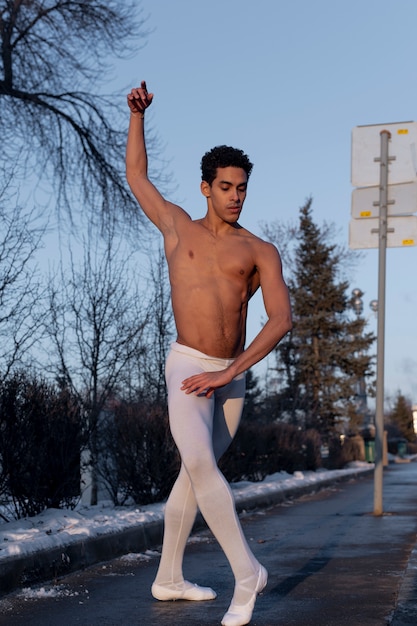 Photo gratuite homme en position de ballet élégant