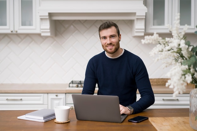 Photo gratuite homme prenant des cours d'apprentissage électronique