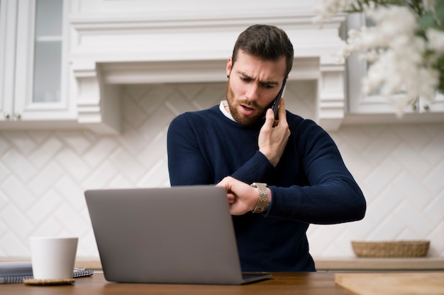 Photo gratuite homme prenant des cours d'apprentissage électronique