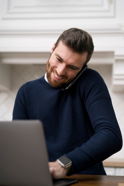 Photo gratuite homme prenant des cours d'apprentissage électronique