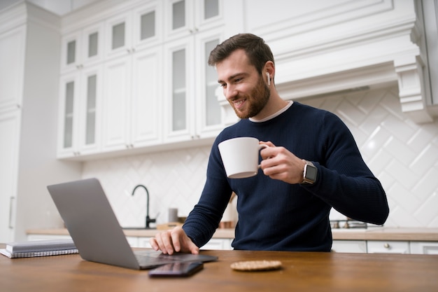 Homme prenant des cours d'apprentissage électronique