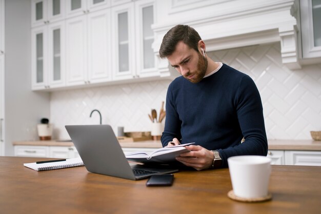 Homme prenant des cours d'apprentissage électronique