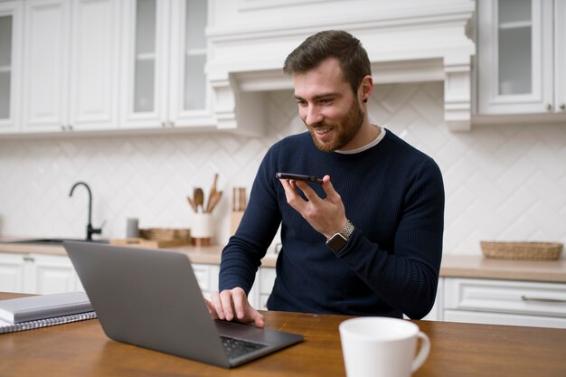 Homme prenant des cours d'apprentissage électronique