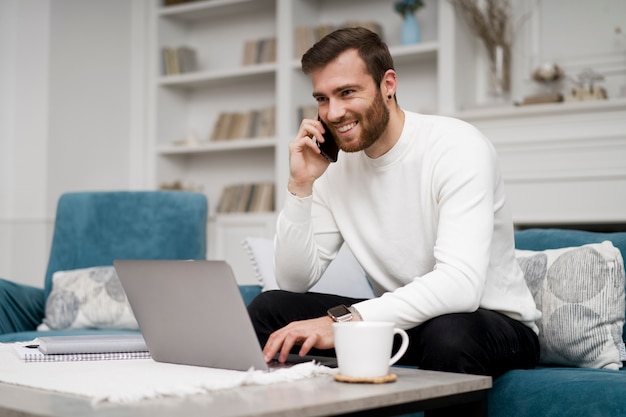 Photo gratuite homme prenant des cours d'apprentissage électronique